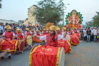 Amravati, Maharashtra, Hindistan - 27 Eylül 2018: Ganesha festivali sırasında bateri ve müzik eşliğinde Hindu Tanrısı Ganesha 'yı taşıyan bir kalabalık. Yıllık festival.