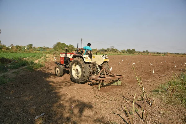 AMRAVATI, MAHARASHTRA, INDIA - 03 FEB 2017: Agricultor no identificado en tractor preparando tierra para siembra con sembradora . —  Fotos de Stock