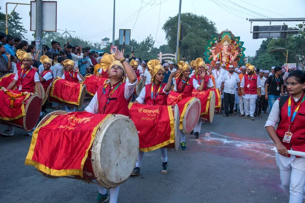 AMRAVATI, MAHARASHTRA, INDIA - 27 SEPTEMBER 2018: Unidentified faithful people carrying Hindu God Ganesha for immersion near water bodies during Ganesha festival. Annual festival. — Stock Photo, Image