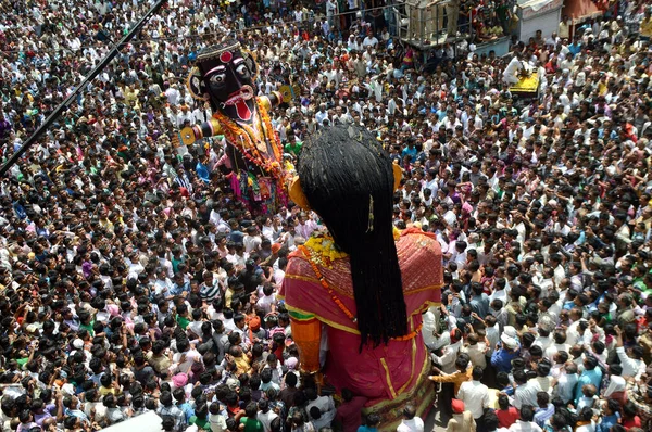 Nagpur, Maharashtra, India- 6 september 2013: De menigte niet-geïdentificeerde mensen vieren het Marbat festival om de stad te beschermen tegen boze geesten. De beelden processie van kwade krachten op de stree — Stockfoto