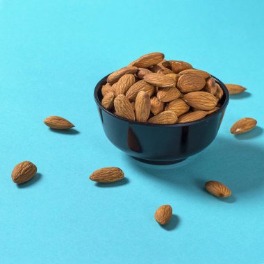 Mavi arkaplanda bademlerin yakın plan görüntüsü