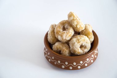 Beyaz arka planda Hint Geleneksel Tatlı Yemekleri Balushahi