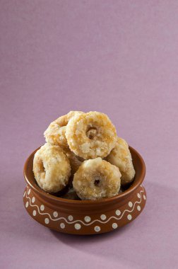 Hint Geleneksel Tatlı Yemekleri Balushahi pembe arka planda