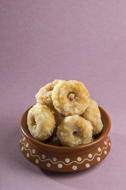 Hint Geleneksel Tatlı Yemekleri Balushahi pembe arka planda