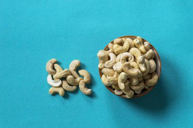 Mavi arka planda bir kasede fındık