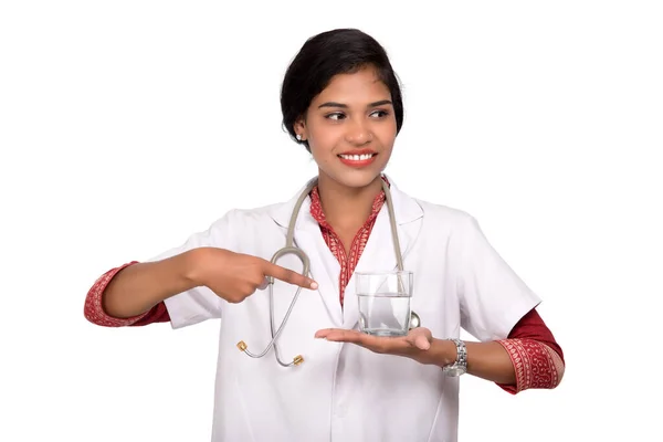 健康饮食或生活方式概念：微笑的女医生，手里拿着一杯清澈的清水 — 图库照片