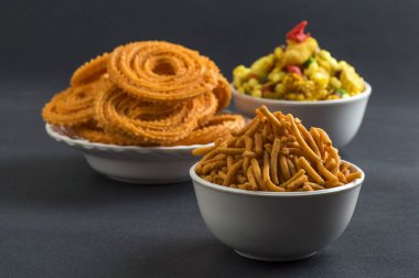 Hint Atıştırması: Chakli, chakali veya Murukku ve Besan (Gram unu) Sev ve chivada veya chiwada. Diwali Gıda