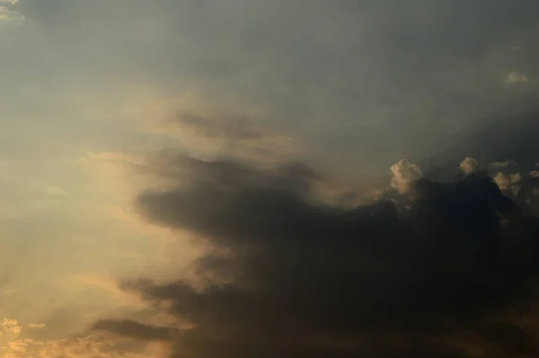 Hermoso cielo atardecer con nubes. Cielo abstracto . — Foto de Stock