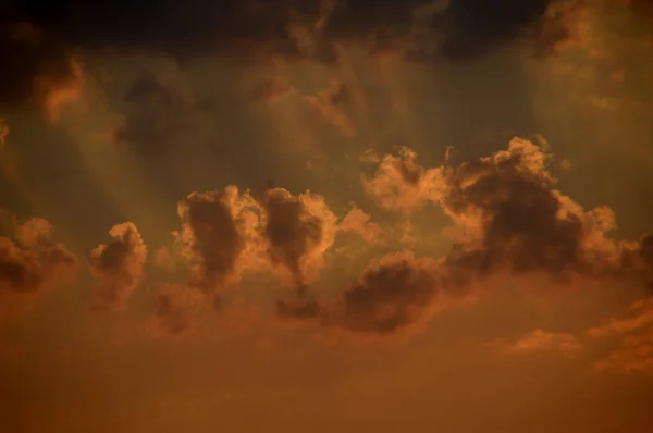 Hermoso cielo atardecer con nubes. Cielo abstracto . — Foto de Stock
