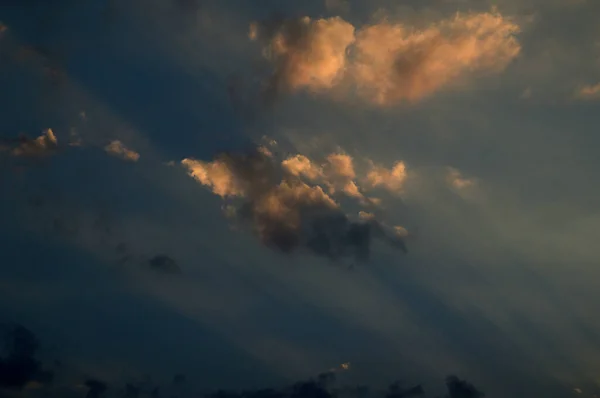 Hermoso cielo atardecer con nubes. Cielo abstracto . — Foto de Stock