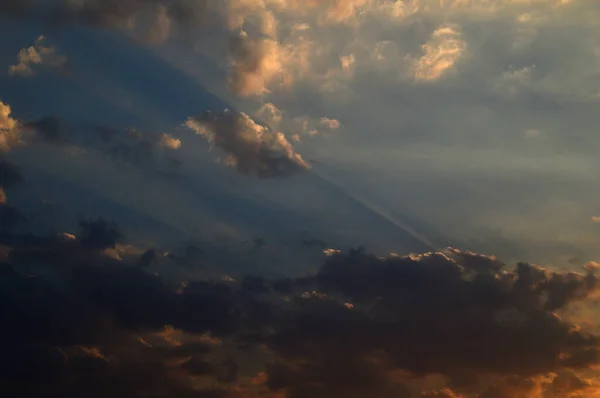 Hermoso cielo atardecer con nubes. Cielo abstracto . — Foto de Stock