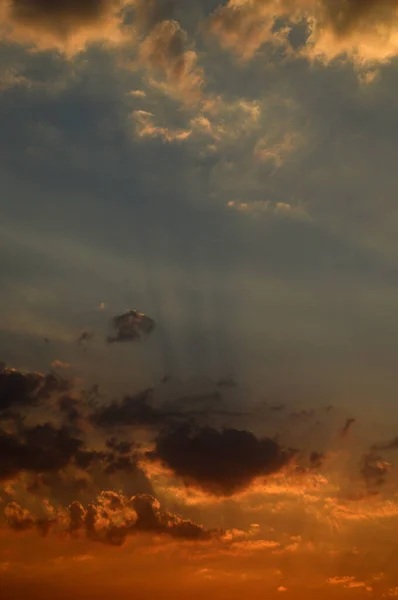 Beau ciel couchant avec des nuages. Ciel abstrait . — Photo