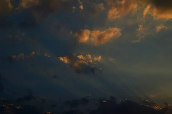 美丽的日落时分,乌云密布. 抽象天空. — 图库照片