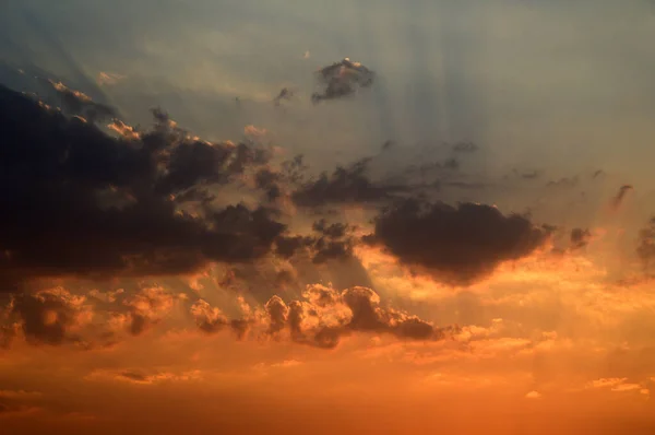 Beau ciel couchant avec des nuages. Ciel abstrait . — Photo