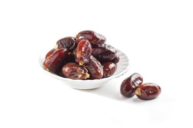 Beyaz arka planda kasedeki tarihler. Kurumuş hurma.