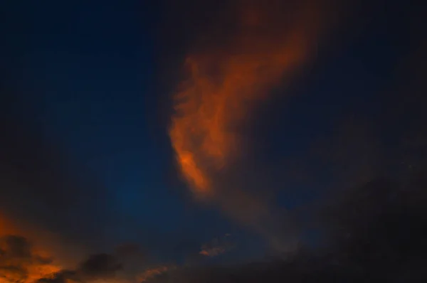 Hermoso cielo atardecer con nubes. Cielo abstracto . — Foto de Stock