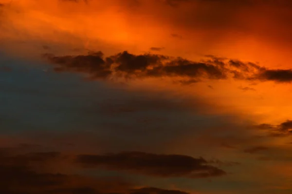 Hermoso cielo atardecer con nubes. Cielo abstracto . — Foto de Stock