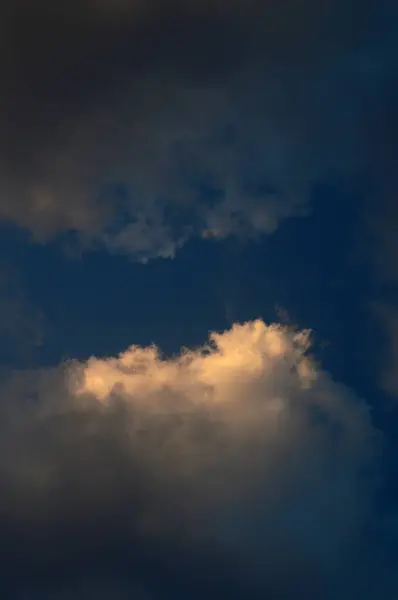 Hermoso cielo atardecer con nubes. Cielo abstracto . — Foto de Stock