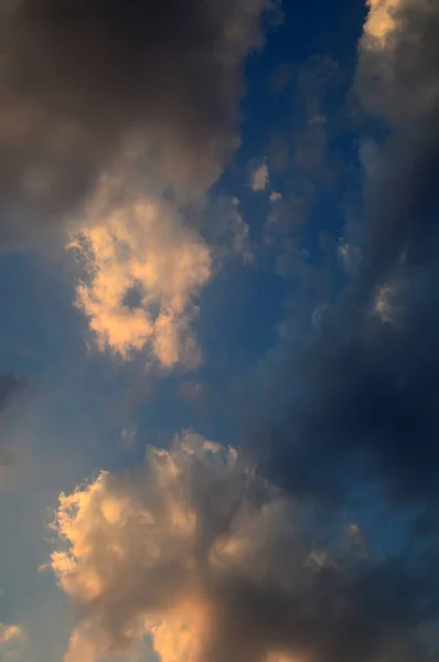 Vacker solnedgång himmel med moln. Abstrakt himmel. — Stockfoto