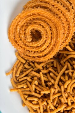 Hint Atıştırması: Besan (Gram unu) Sev ve chakli, chakali veya Murukku.