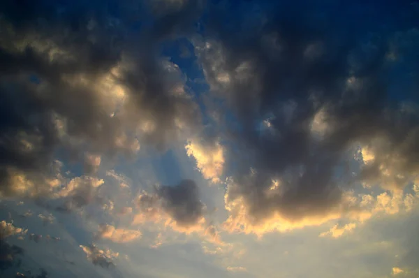 Hermoso cielo atardecer con nubes. Cielo abstracto . —  Fotos de Stock