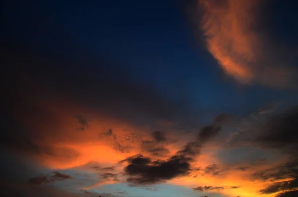 Hermoso cielo atardecer con nubes. Cielo abstracto . — Foto de Stock