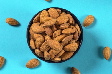 Mavi arkaplanda bademlerin yakın plan görüntüsü