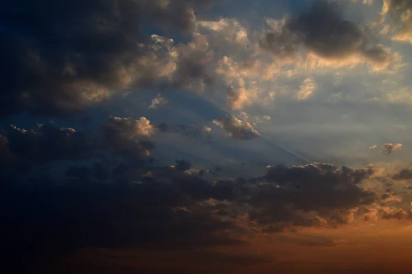 Hermoso cielo atardecer con nubes. Cielo abstracto . — Foto de Stock