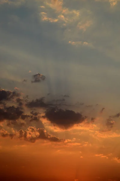 Beau ciel couchant avec des nuages. Ciel abstrait . — Photo