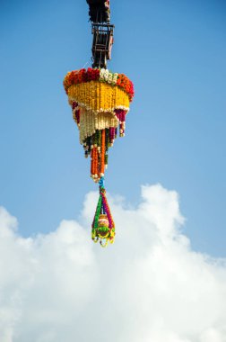 Dahi Handi, Gokul Ashtami festivali hakkında çiçek süsleme kabıyla dolu bir tencere..