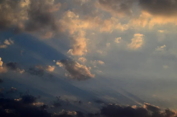 美丽的日落时分,乌云密布. 抽象天空. — 图库照片