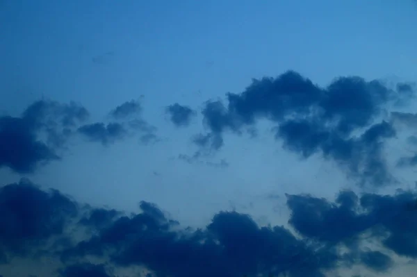 Schöner Himmel bei Sonnenuntergang mit Wolken. abstrakter Himmel. — Stockfoto