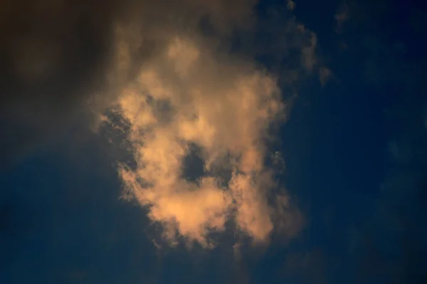 Hermoso cielo atardecer con nubes. Cielo abstracto . —  Fotos de Stock