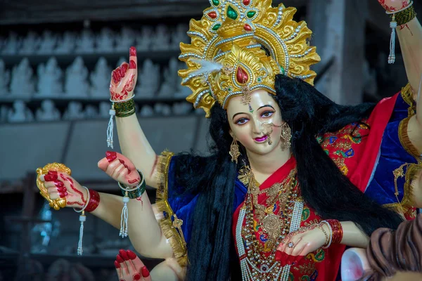 Hindu tanrıçası Durga. Tanrıça Durga İdolleri Durga Festivali için bir sanatçı atölyesinde.