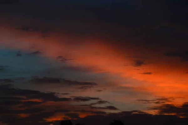구름이 덮인 아름다운 석양 하늘. 추상적 인 하늘. — 스톡 사진