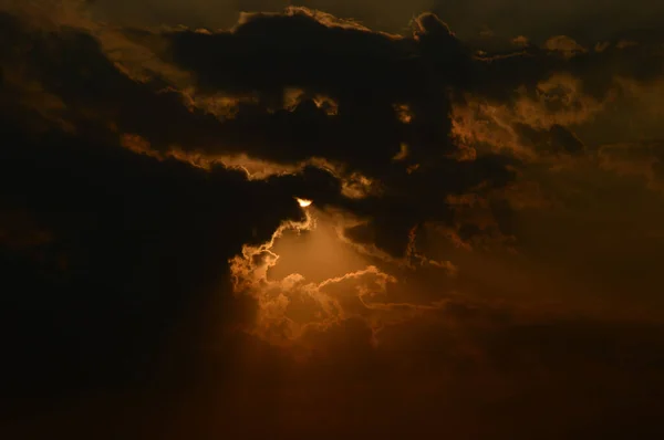 Belo céu de pôr do sol com nuvens. Céu abstrato . — Fotografia de Stock