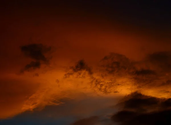 Belo céu de pôr do sol com nuvens. Céu abstrato . — Fotografia de Stock