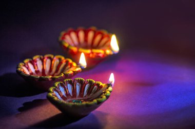 Diwali kutlamaları sırasında Clay diya lambaları yandı. Selamlar Kart Tasarımı Hint Hindu Işık Festivali Diwali