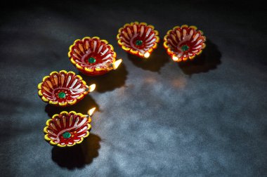 Diwali kutlamaları sırasında Clay diya lambaları yandı. Selamlar Kart Tasarımı Hint Hindu Işık Festivali Diwali