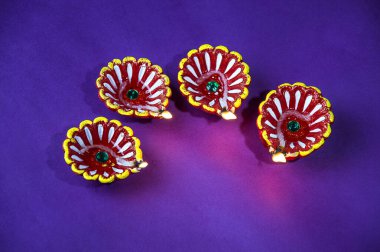 Diwali kutlamaları sırasında Clay diya lambaları yandı. Selamlar Kart Tasarımı Hint Hindu Işık Festivali Diwali