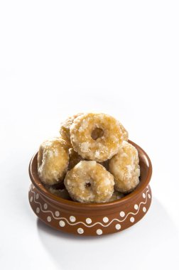 Beyaz arka planda Hint Geleneksel Tatlı Yemekleri Balushahi