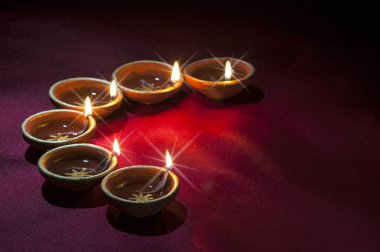 Diwali kutlamaları sırasında Clay diya lambaları yandı. Selamlar Kart Tasarımı Hint Hindu Işık Festivali Diwali