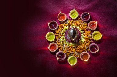 Diwali kutlamaları sırasında Clay diya lambaları yandı. Selamlar Kart Tasarımı Hint Hindu Işık Festivali Diwali