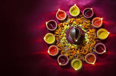 Diwali kutlamaları sırasında Clay diya lambaları yandı. Selamlar Kart Tasarımı Hint Hindu Işık Festivali Diwali