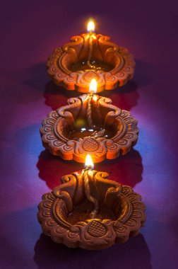 Diwali kutlamaları sırasında Clay diya lambaları yandı. Selamlar Kart Tasarımı Hint Hindu Işık Festivali Diwali