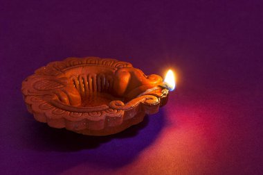 Diwali kutlamaları sırasında Clay diya lambaları yandı. Selamlar Kart Tasarımı Hint Hindu Işık Festivali Diwali