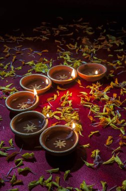 Diwali kutlamaları sırasında Clay diya lambaları yandı. Selamlar Kart Tasarımı Hint Hindu Işık Festivali Diwali