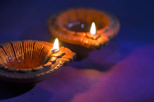 Lâmpadas de diya de barro acesas durante a celebração de Diwali. Saudações Card Design Indian Hindu Light Festival chamado Diwali — Fotografia de Stock