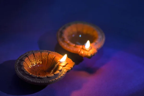 Lâmpadas de diya de barro acesas durante a celebração de Diwali. Saudações Card Design Indian Hindu Light Festival chamado Diwali — Fotografia de Stock