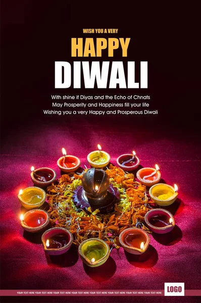 Gegroet Kaart Ontwerp: Klei diya lampen aangestoken tijdens Diwali Celebration. Indiase Hindoe Light Festival genaamd Diwali — Stockfoto